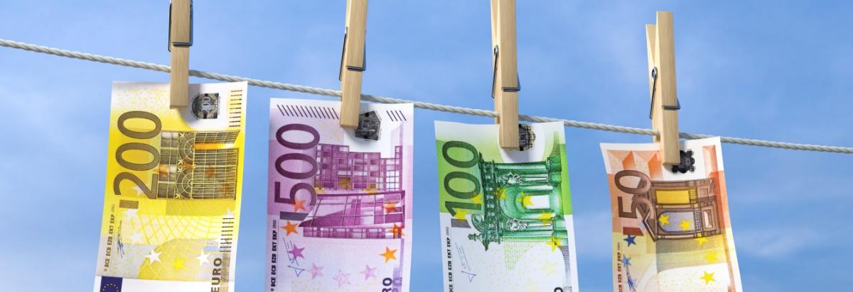 Geldleistungen Banknoten an Wäscheleine