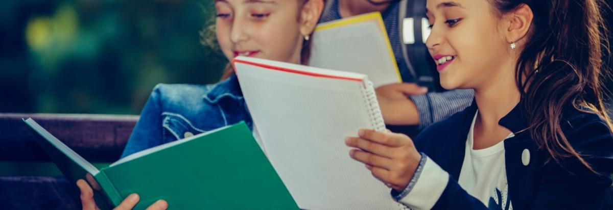 Kinder halten Bücher in der Hand