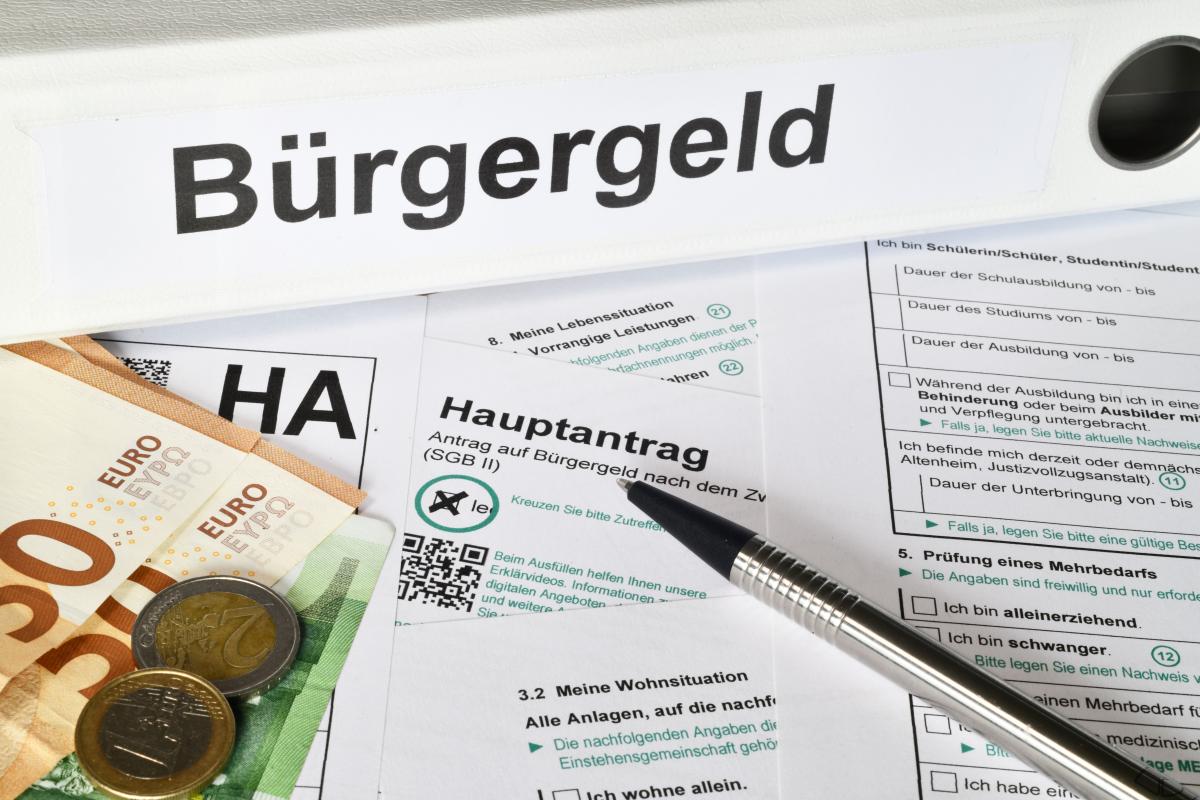 Bürgergeld Symbolbild Formulare, Geldscheine, Münzen