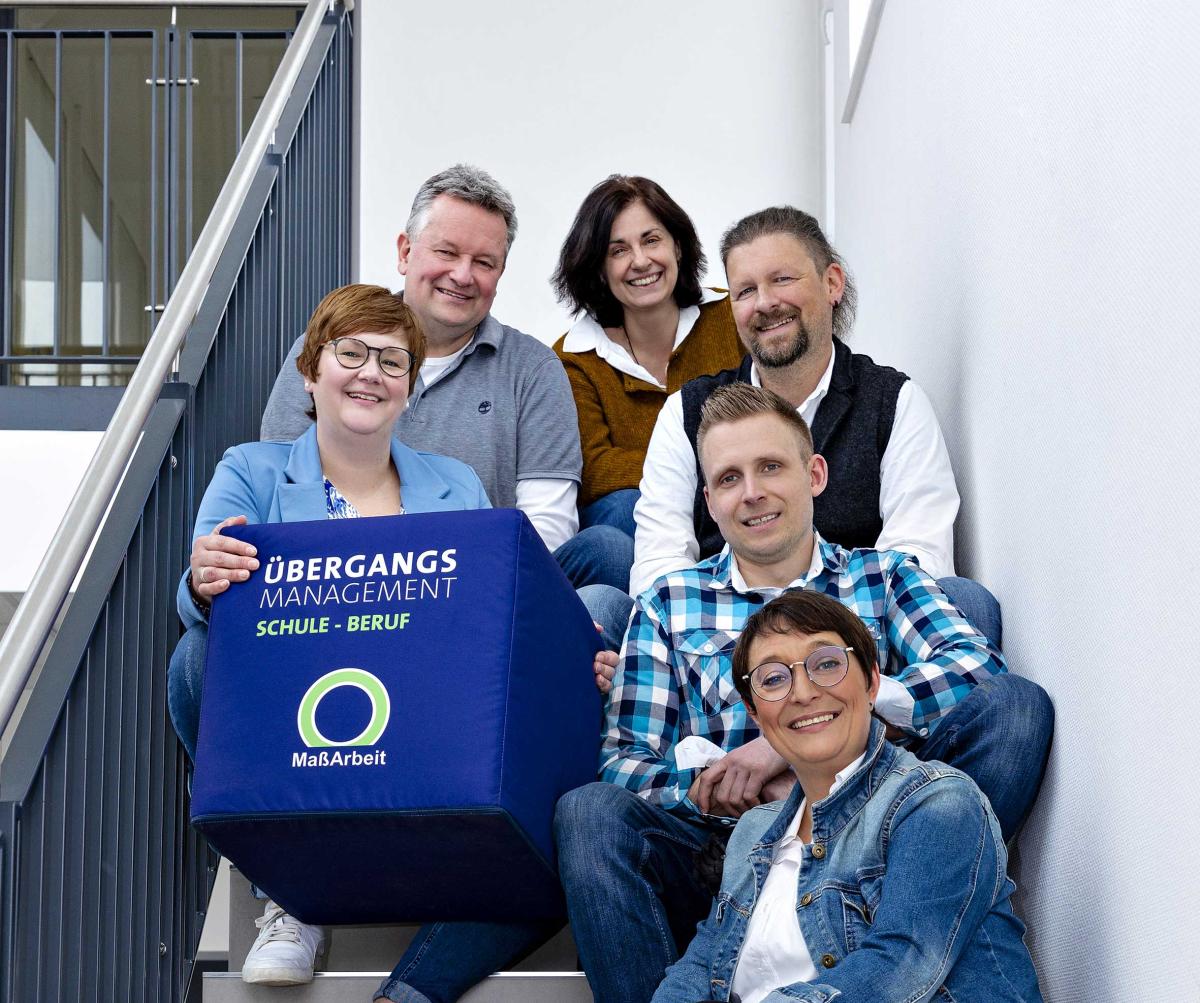6 Personen auf einer Treppe sitzend