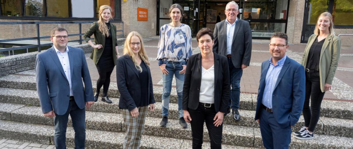 35 Unternehmen und 50 Jugendliche bei „Talent trifft Ausbildung light“ 8 Personen auf Treppenstufen im Außenbereich