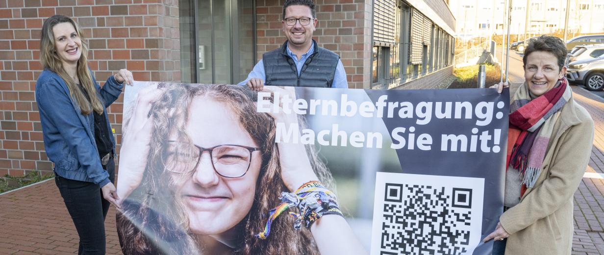 Unterstützung bei der Berufswahl 3 Personen halten ein Plakat
