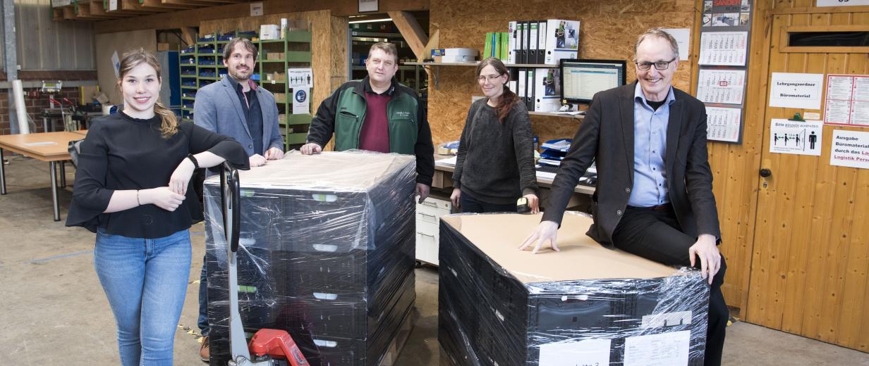 Mit fachlicher und sozialpädagogischer Unterstützung zurück in den Arbeitsmarkt 5 Personen in Fabrikhalle