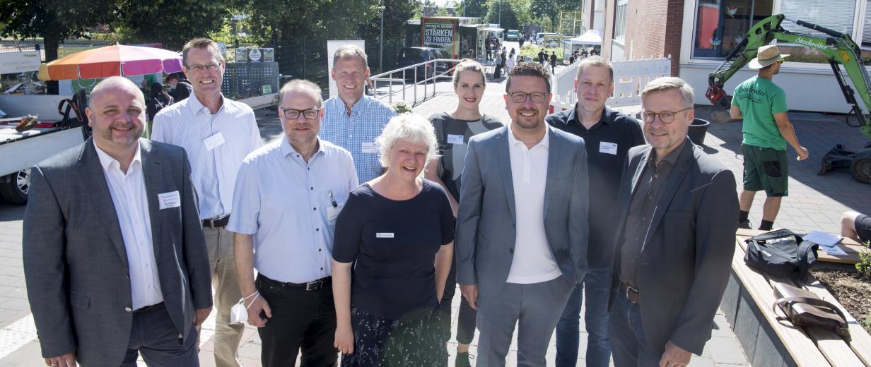 Gruppe von Menschen in einer Straße