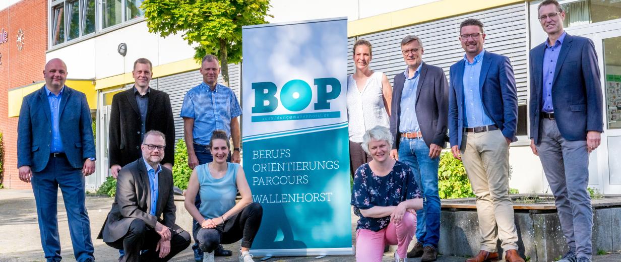 Berufsorientierungsparcours endlich wieder in Präsenz / Angebot auch für Eltern Gruppe von Menschen in einem Aufsteller