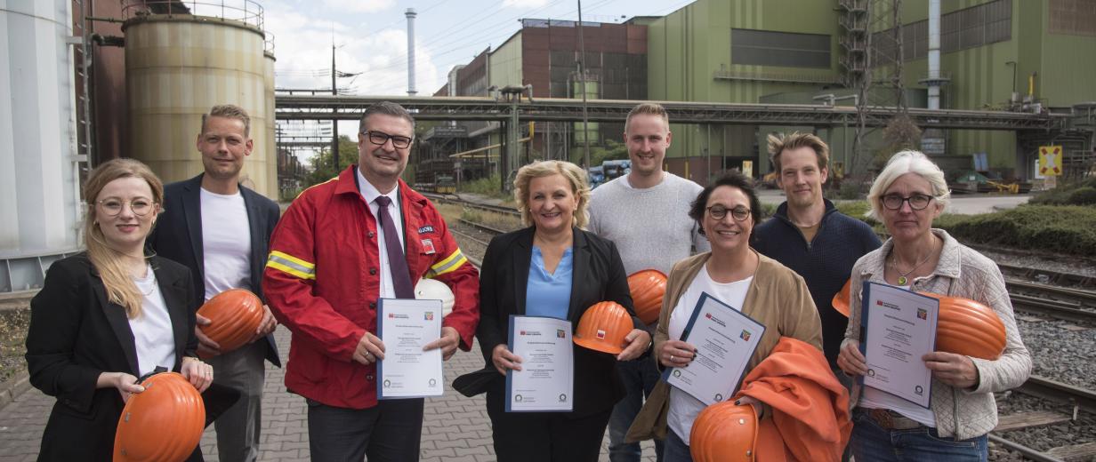 Gruppe von Personen mit Zertifikat