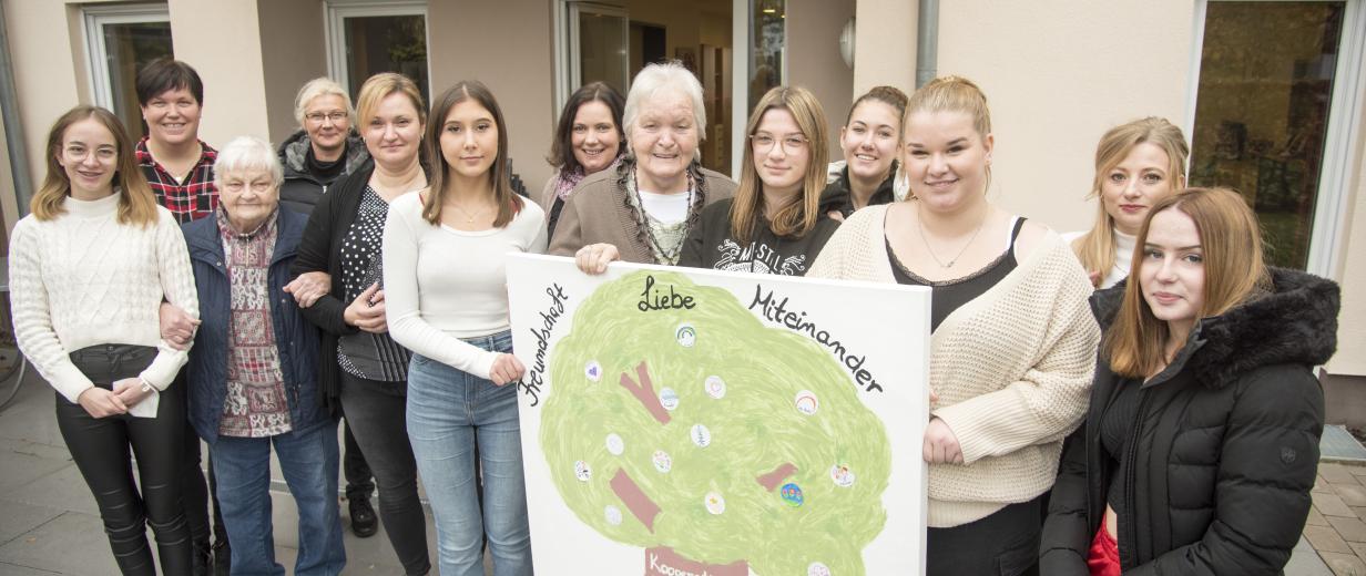 Gruppe von Menschen mit Plakat