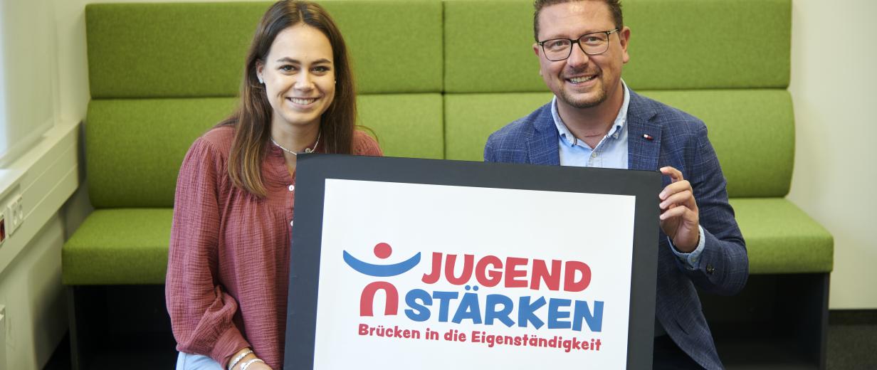 Jugend Stärken Brücken in die Eigenständigkeit #JustBest! 2 Personen vor SOfa