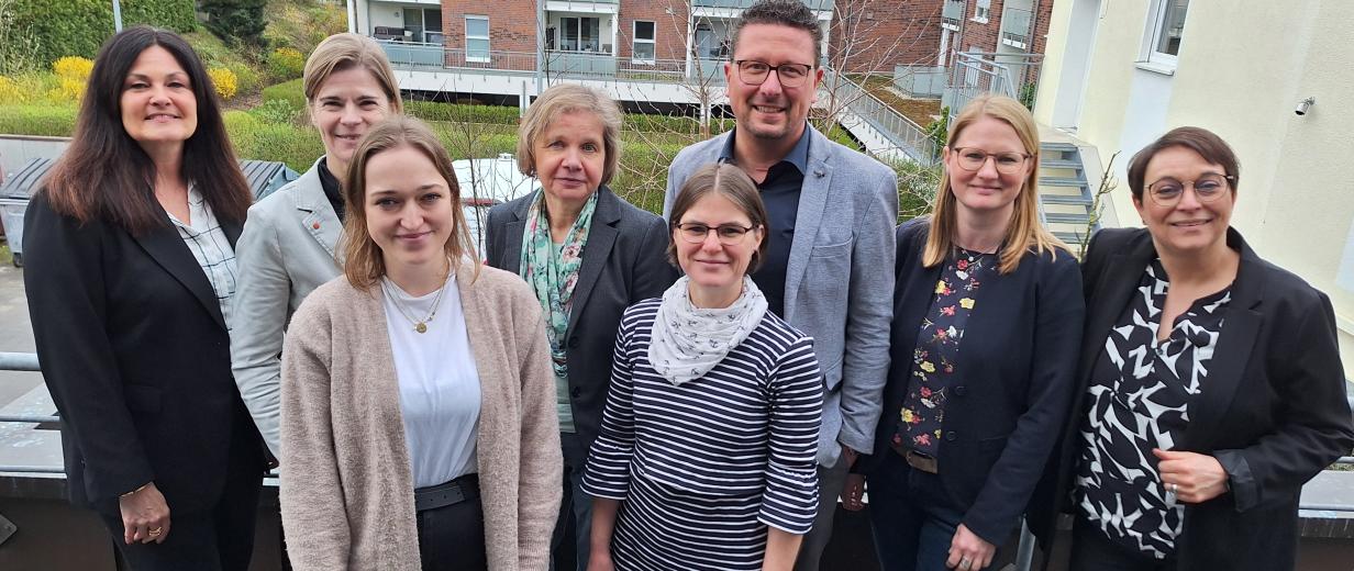 Gruppe von Menschen im Freien 