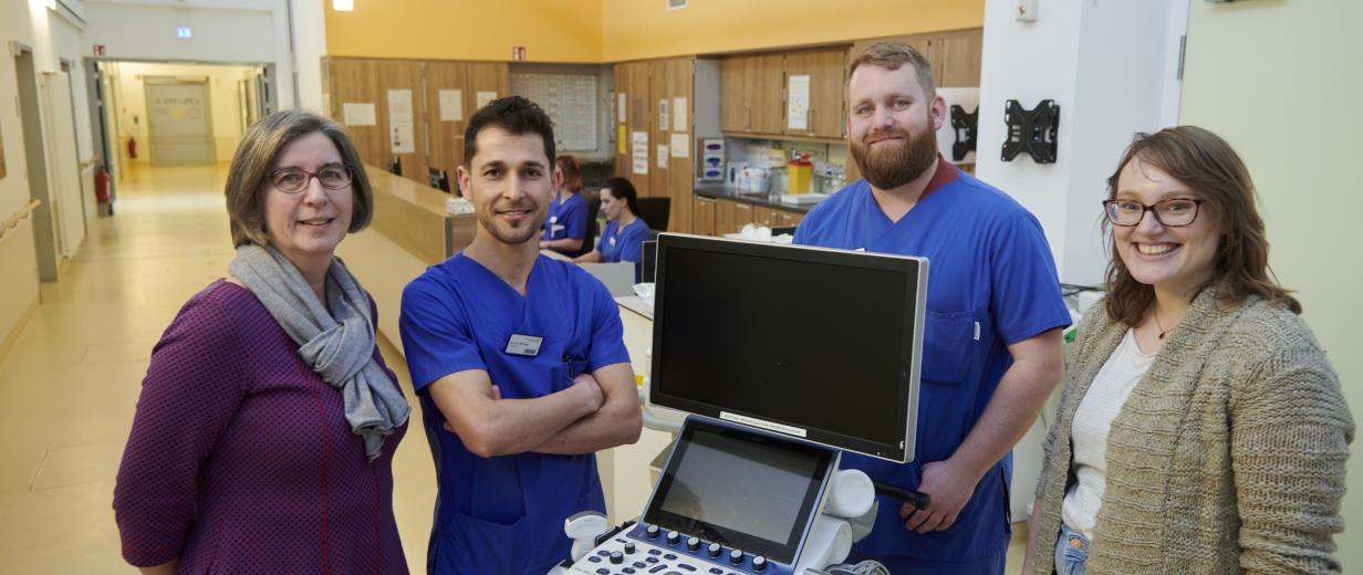 4 Personen im Krankenhausflur