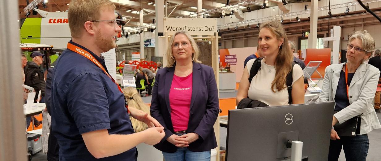 4 Personen in Messehalle