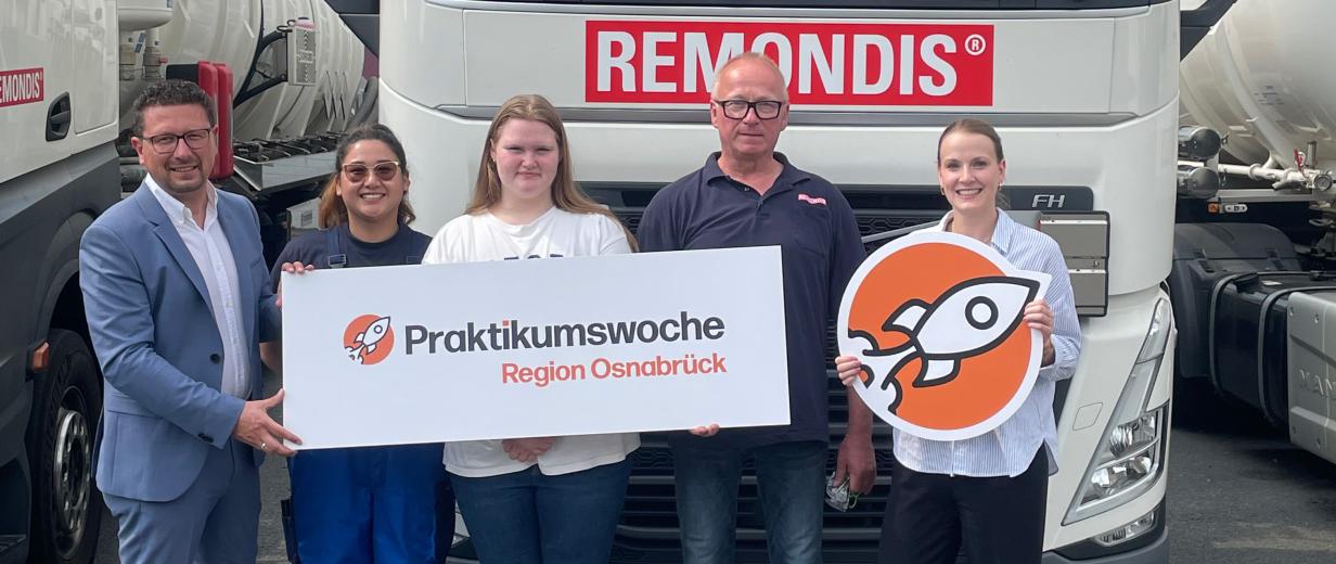 5 Personen vor LKW