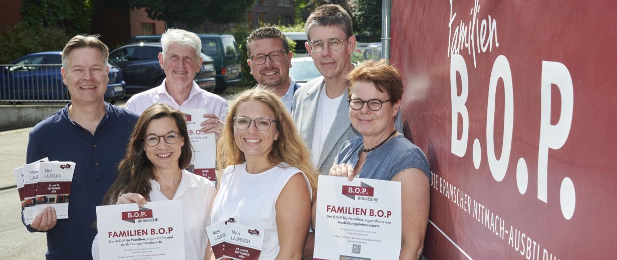 Gruppe von Personen vor Plakat