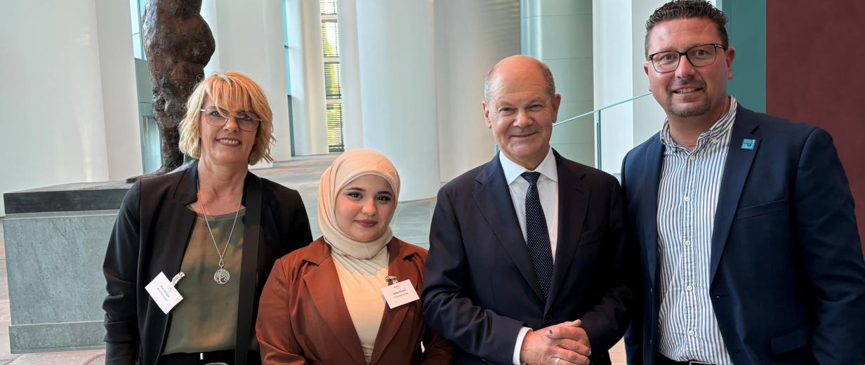 Bundeskanzler, Maßarbeit, Jobturbo Vier Personen stehen im Foyer eines Gebäudes.