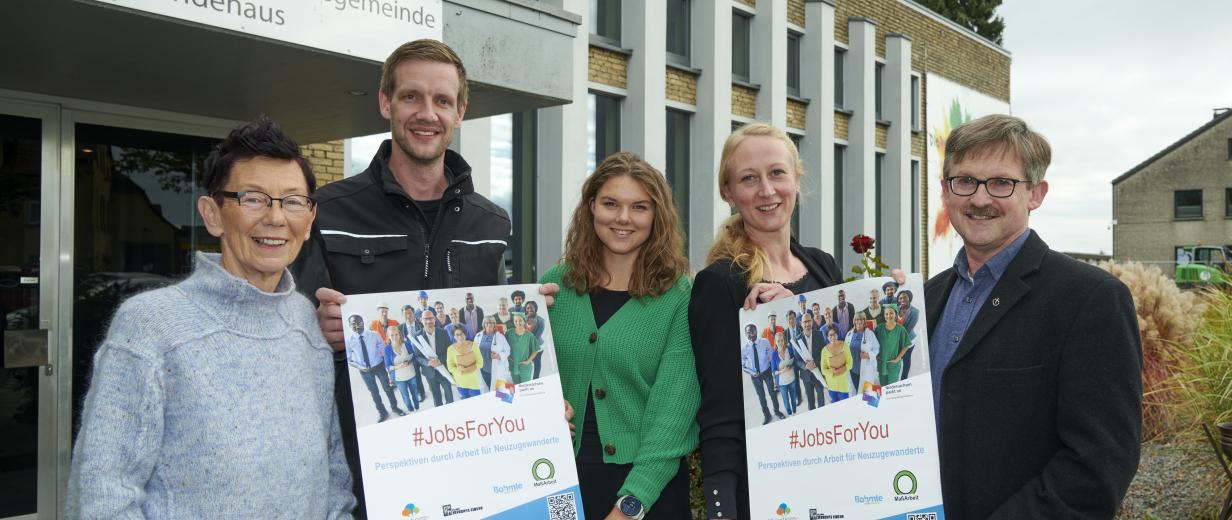 Gruppe von Menschen mit Plakaten