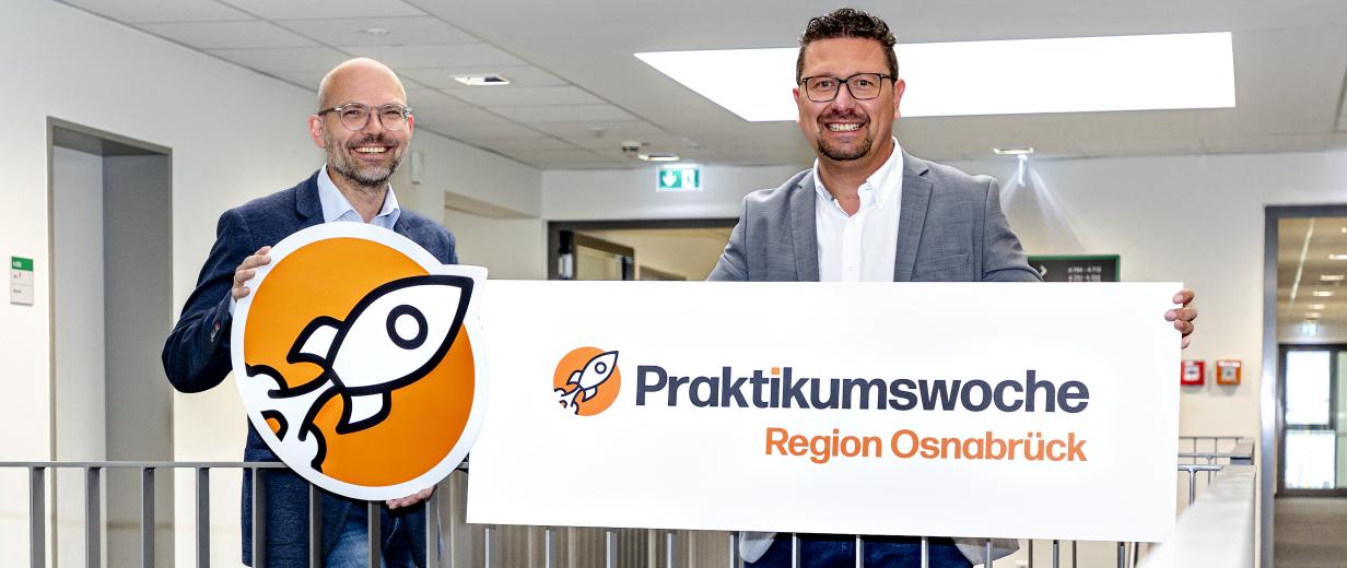 Praktikumswoche, WIGOS, MaßArbeit Zwei Personen stehen im Treppenhaus eines Bürogebäudes.