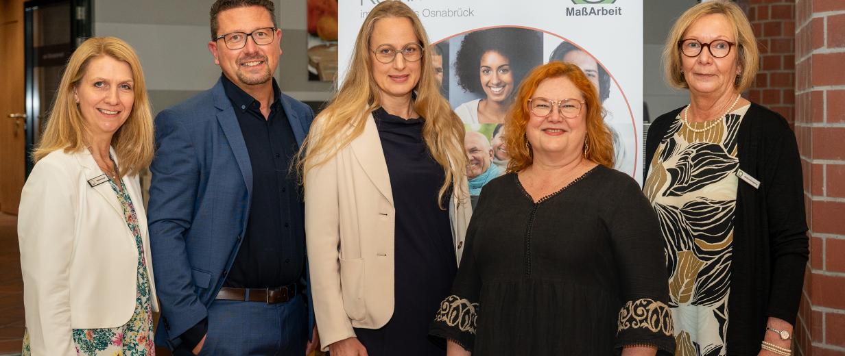 „Symbol für eine offene und solidarische Gesellschaft“ 5 Personen vor Plakat