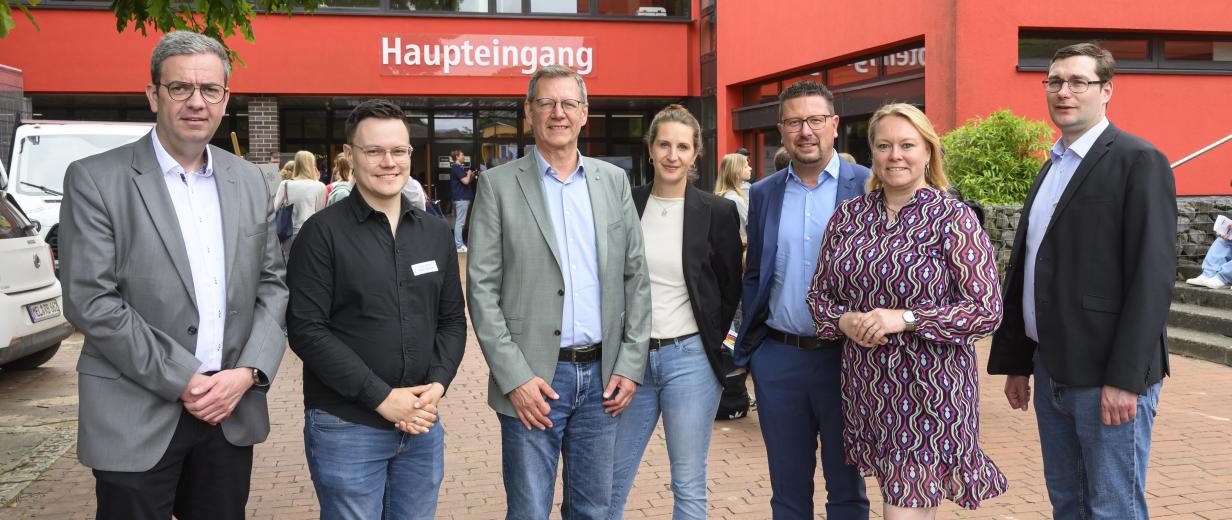 Gruppe von Personen vor Schule