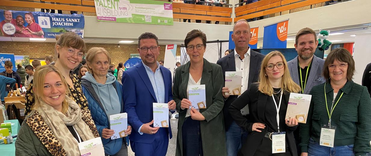 Gruppe von Personen im Halbkreis