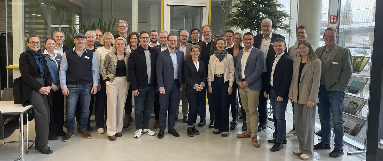 Gruppe von Personen in einem Foyer