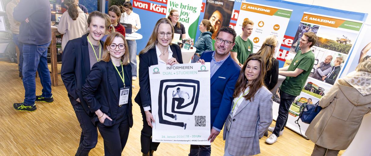 Gruppe von Personen im Foyer