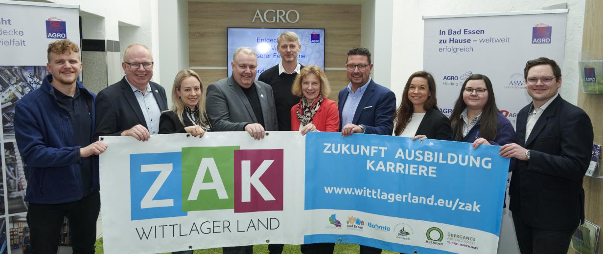 Gruppe von Personen mit Plakat