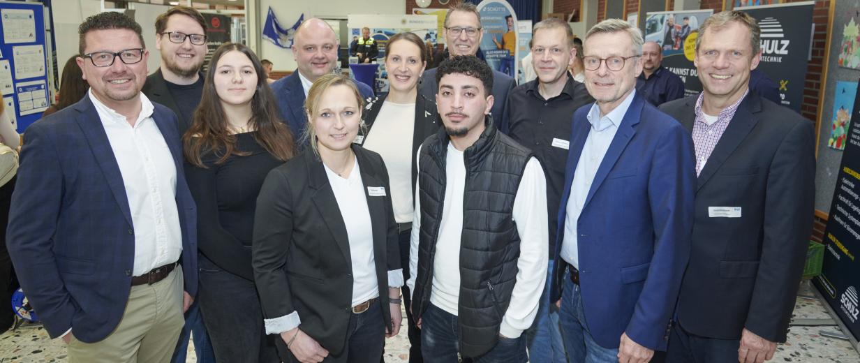 Personengruppe in einer Ausstellungshalle