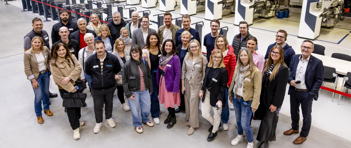 Personengruppe in einer Werkhalle