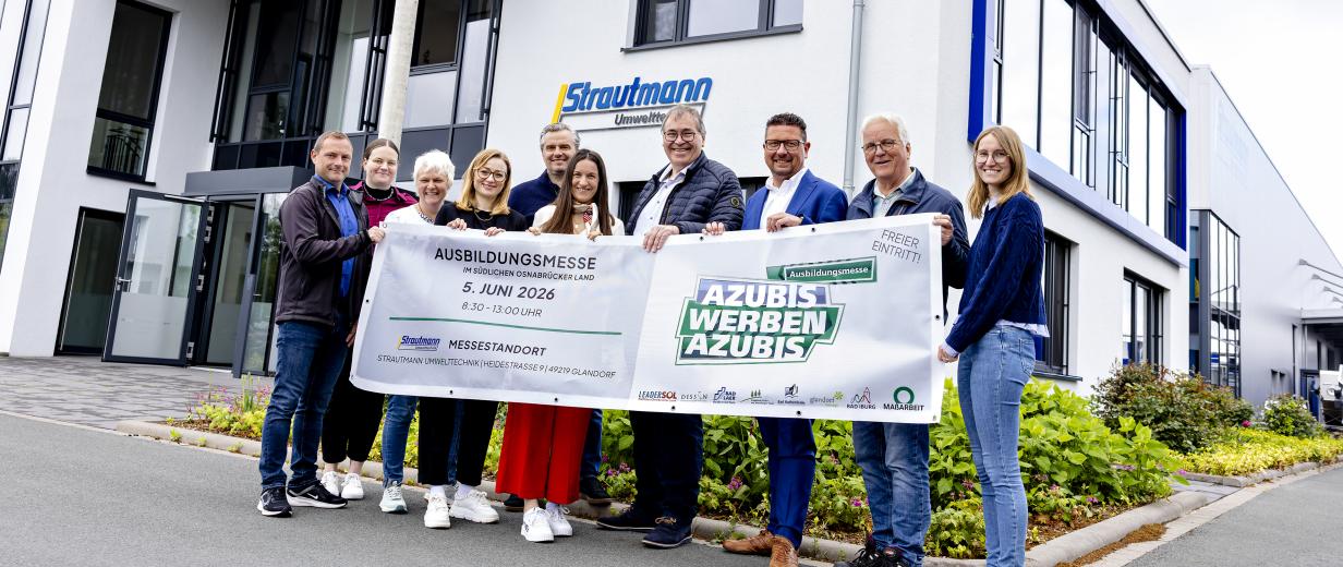 Personengruppe vor einem Bürogebäude