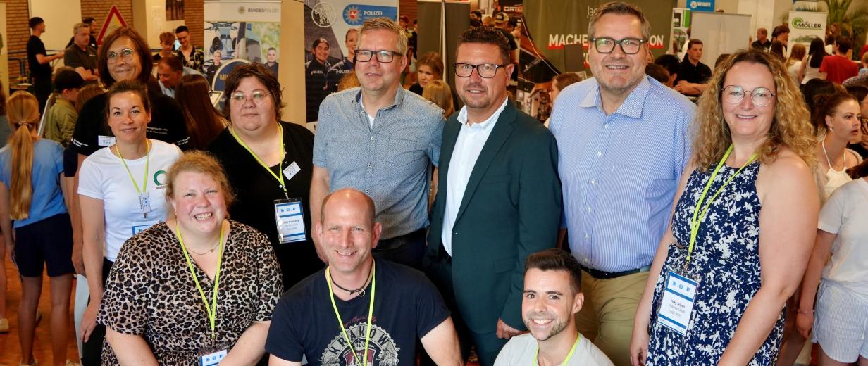 Personengruppe in einem Foyer