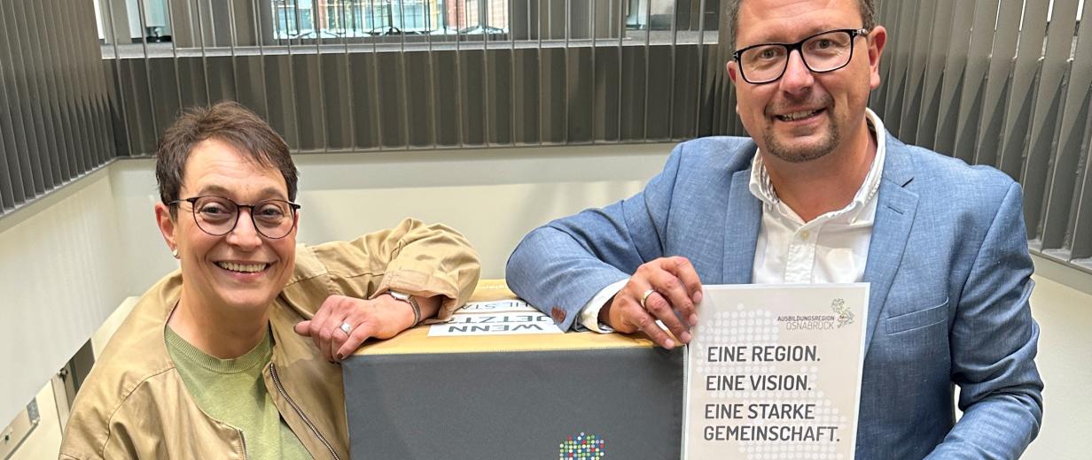 2 Personen vor Plakat
