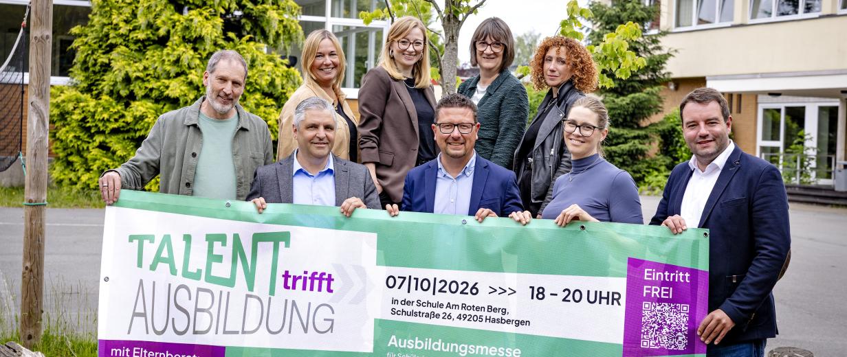 Personengruppe mit großem Banner vor sich