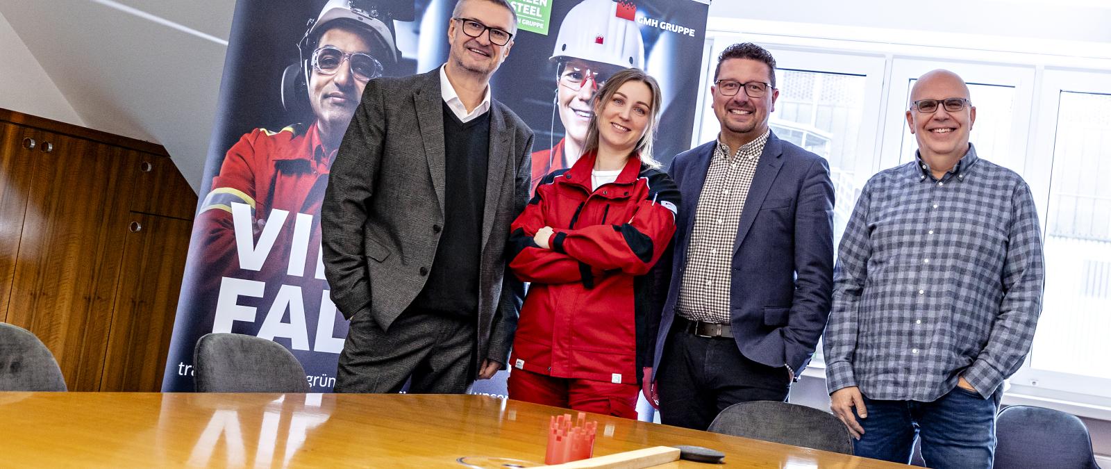 4 Personen vor einem Tisch stehend