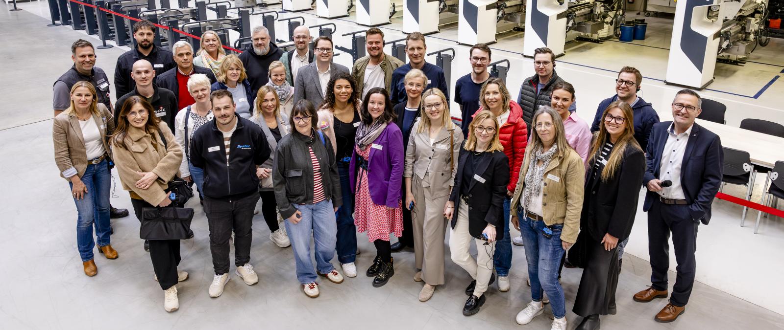 Personengruppe in einer Werkhalle