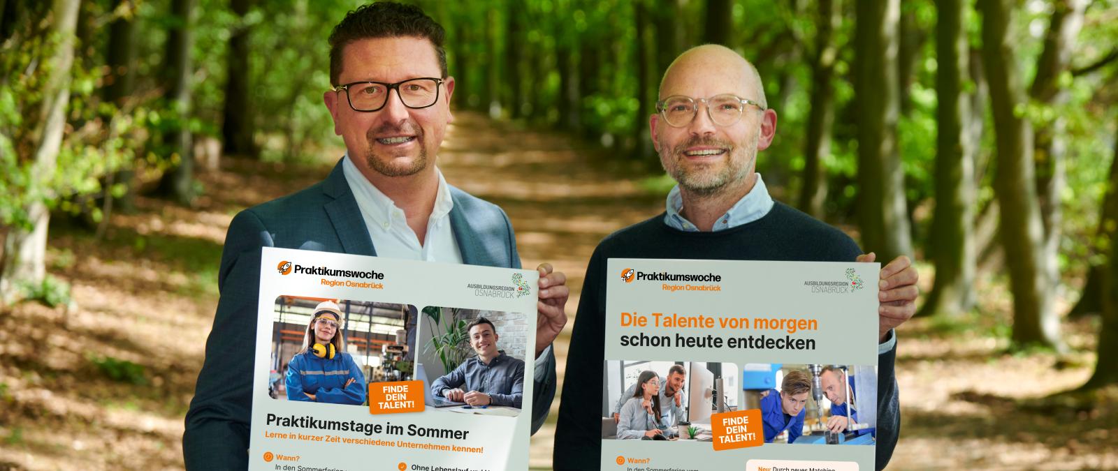 2 Personen mit Plakat