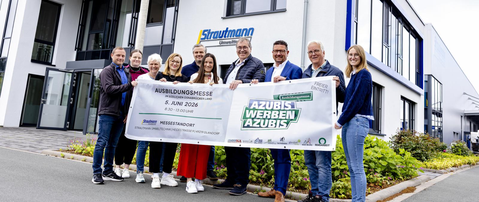 Personengruppe vor einem Bürogebäude