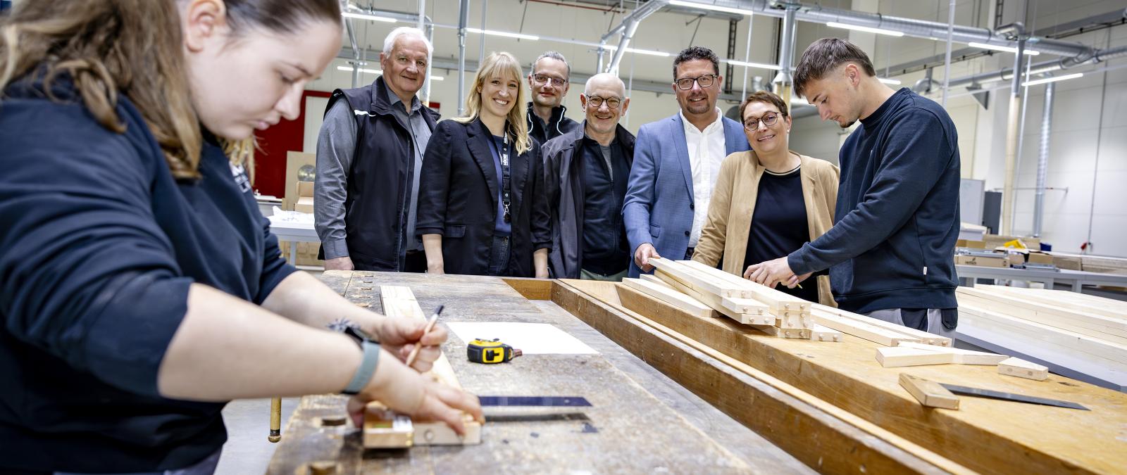 Personengruppe in einer Holzwerkstatt