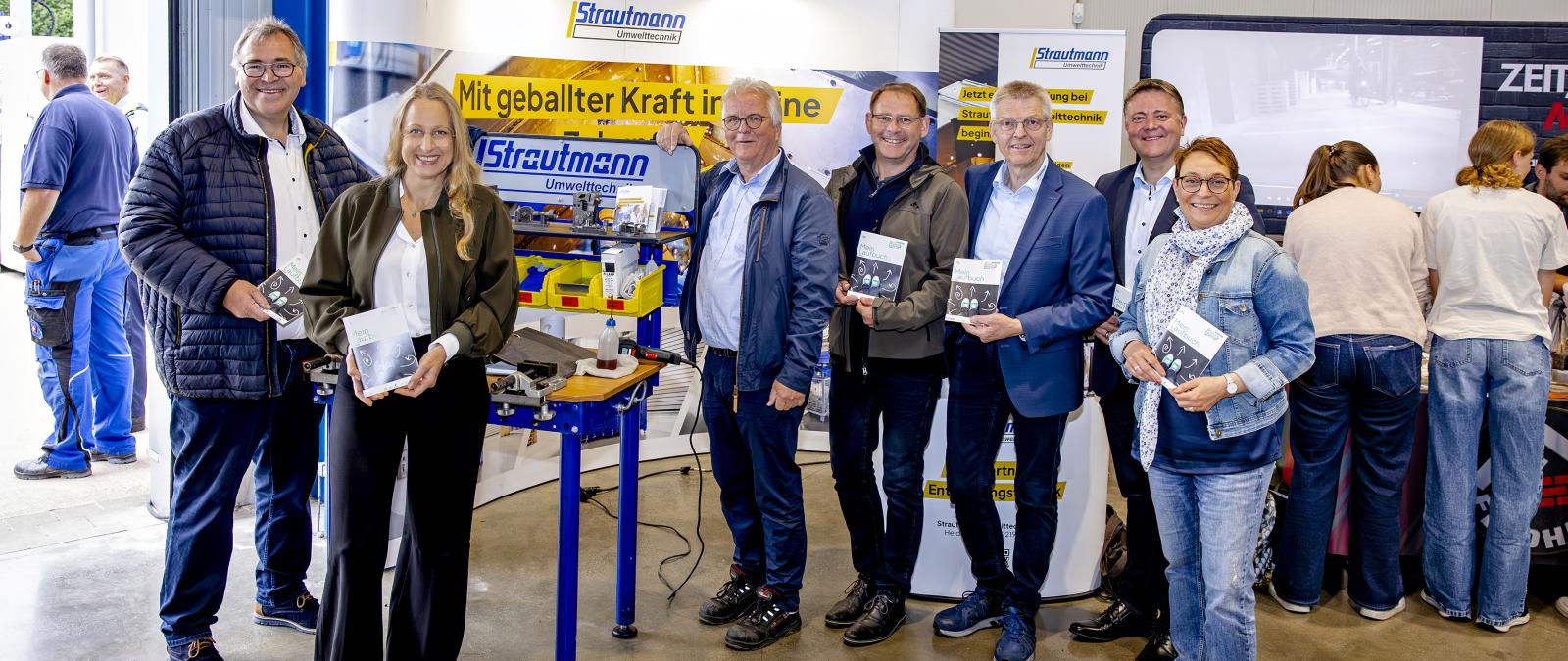 Personengruppe in einer Werkhalle
