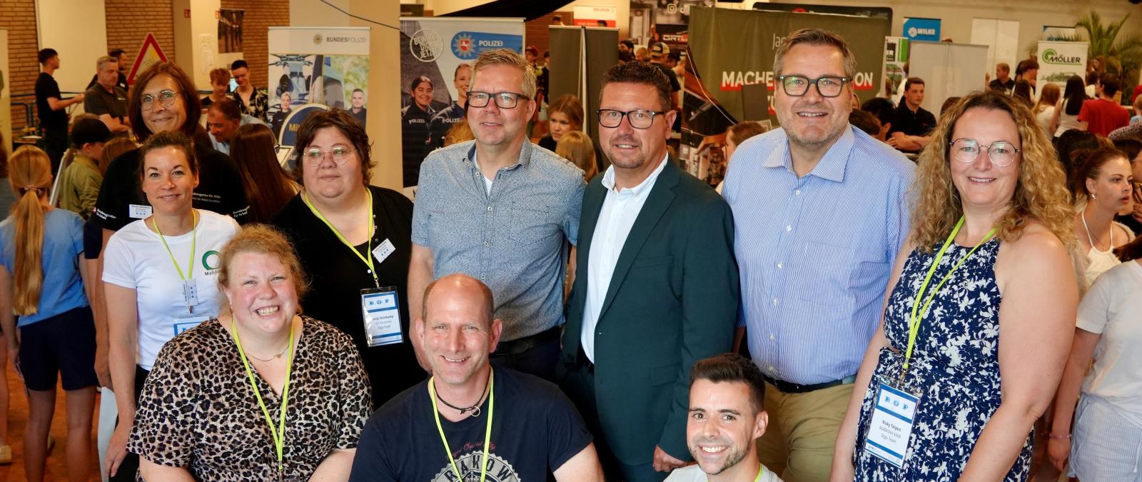Personengruppe in einem Foyer