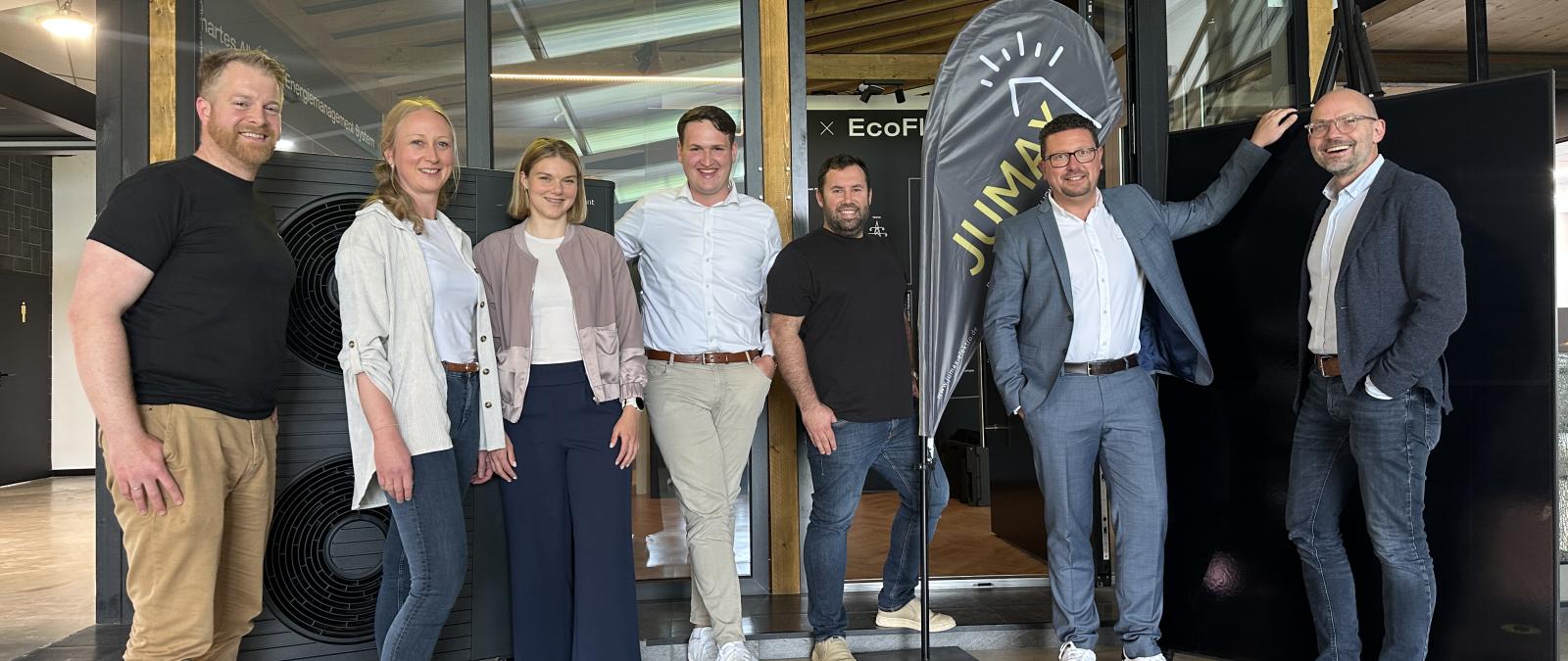 Gruppe von Personen vor Eingangstür