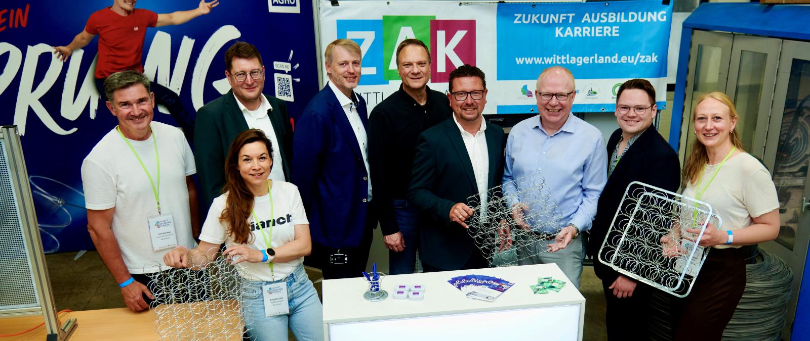 Personengruppe an einem Messestand