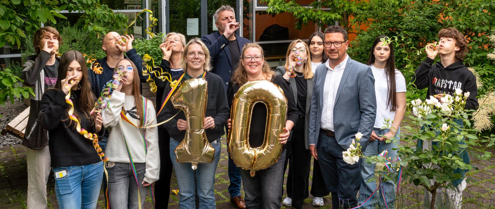Personengruppe vor einem Gebäudeeingang