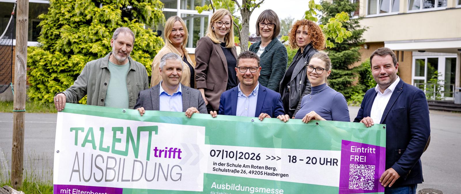 Personengruppe mit großem Banner vor sich