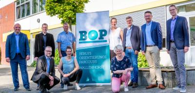 Gruppe von Menschen in einem Aufsteller