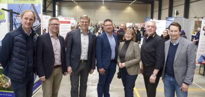 Personengruppe in Lagerhalle