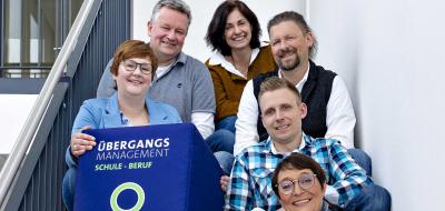 6 Personen auf einer Treppe sitzend