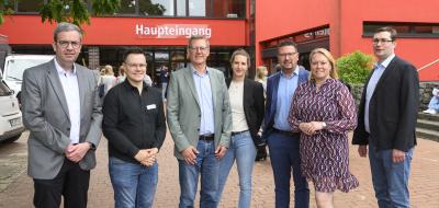 Gruppe von Personen vor Schule