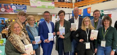 Gruppe von Personen im Halbkreis