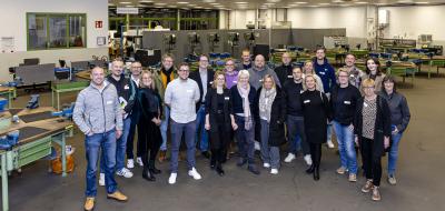 Personengruppe in einer Werkhalle