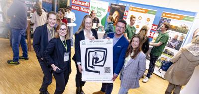 Gruppe von Personen im Foyer